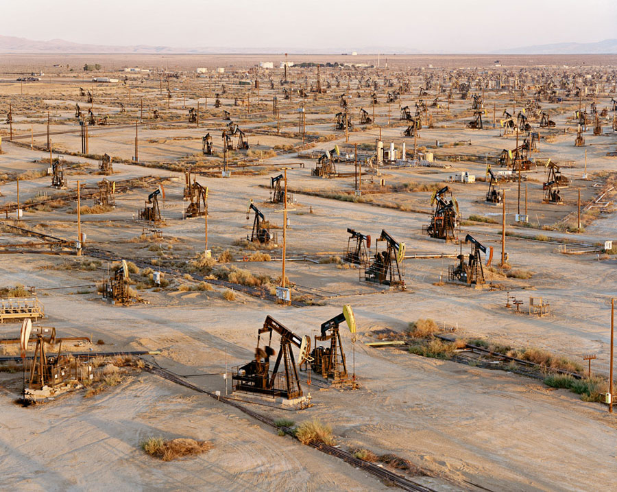 Oil Fields #19a<br />
Belridge, California, USA, 2003