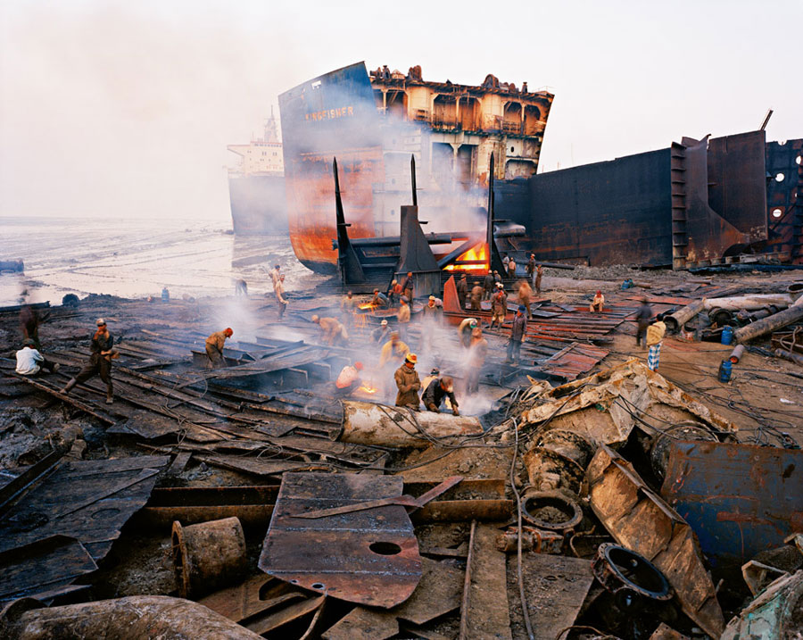 Shipbreaking #11<br />
Chittagong, Bangladesh, 2000