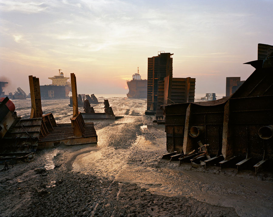 Shipbreaking #13<br />
Chittagong, Bangladesh, 2000