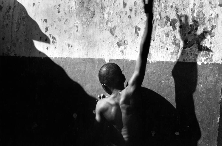 Untitled, 1999-2003 (young boy with wall), © Tim Hetherington, Courtesy Yossi Milo Gallery, New York